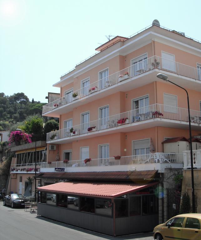 Hotel Nettuno Диано Марина Екстериор снимка