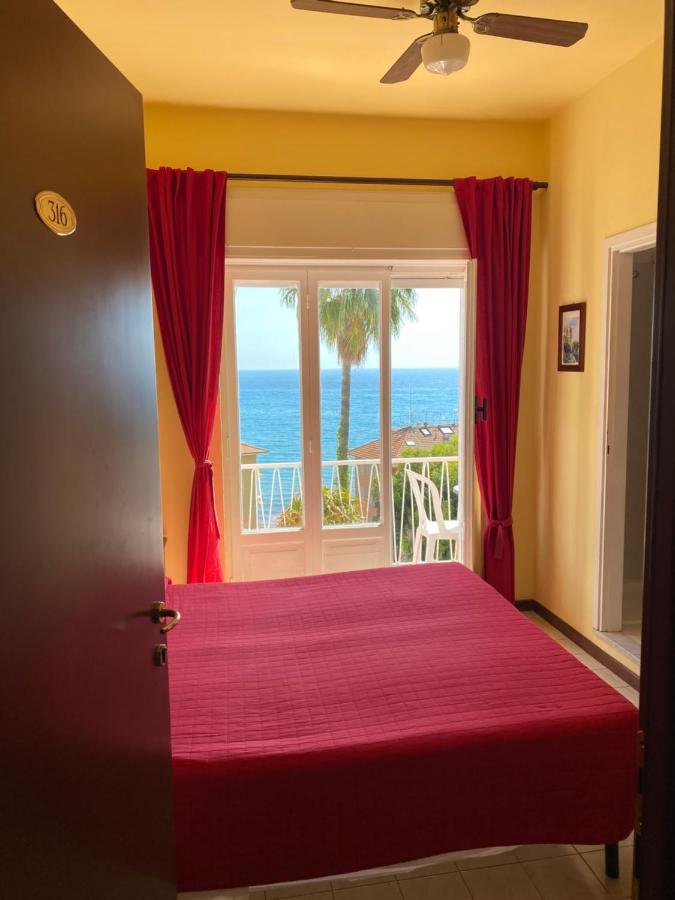 Hotel Nettuno Диано Марина Екстериор снимка