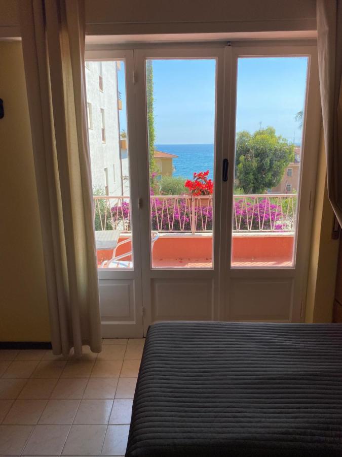Hotel Nettuno Диано Марина Екстериор снимка